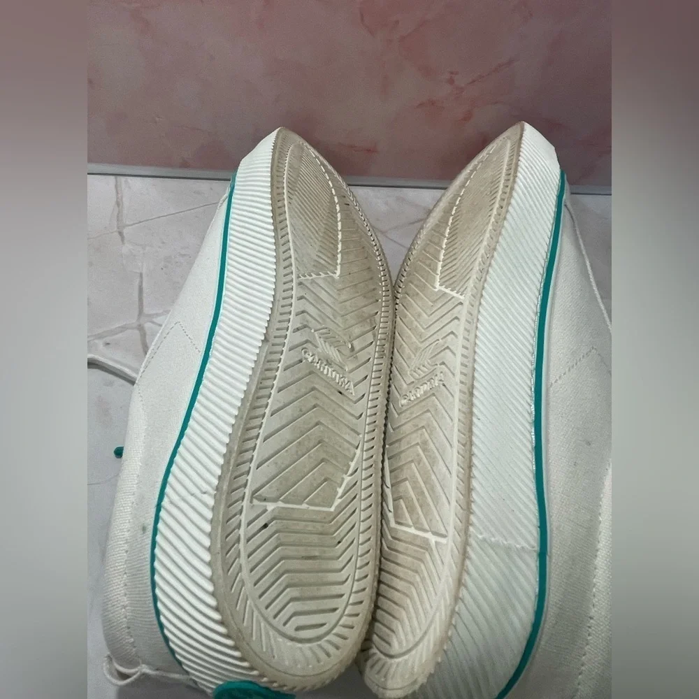 Cariuma Woman’s ’The Skimm’ Off White Canvas Sneaker Size 8 OCA Low